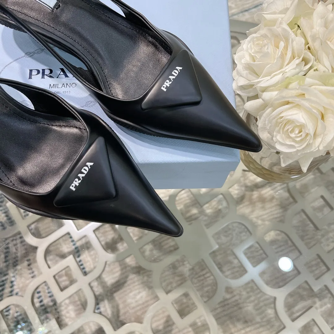 👟👟Ex-factory price 480👟👟 PRADA ²⁰²² Prada’s new spring and summer products are coming with strength! ❣️The same sandals as the popular superstar Jin Chen, a fashionable and versatile nice item. The rubber compartment sole of this glossy leather back strap high-heeled shoe wraps the upper. It reinterprets Prada's archive design to create a mixed style that combines a soft pointed silhouette with sporty elements. The unique comma heels of the 2021 spring and summer series highlight the retro style. The brand's iconic triangle has been given a new look, transformed into micro-lined leather details on this shoe, breathing new life into the brand's traditional elements. This year’s theme is not to be defined, embodying texture through simplicity💛From thick-soled sneakers to sawtooth short boots to 2021 kitten heels, everything reveals a must-have momentum... Combining gentleness and handsomeness, kitten heels are the finishing touch for little women❤️ ⚛Upper: top-grade open-edge beaded cowhide/imported silk ➕Screen-printed triangular leather logo ⚛Inner: sheepskin lining ⚛Outsole: Rubber compartment sole and optical pattern sole pattern ⚛Heel height: 3cm ⚛Size: 35-39 (customized sizes 34, 40, 41 are non-returnable and non-exchangeable)